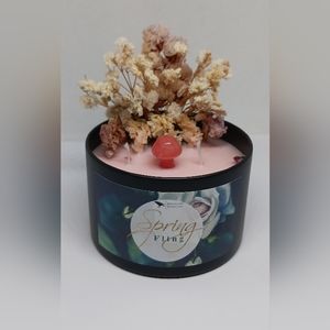 Beautiful 8oz crystal/botanical candles 🕯